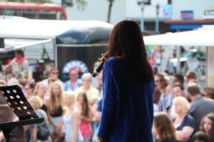 ¿Estás buscando una agencia de azafatas? - Proymer